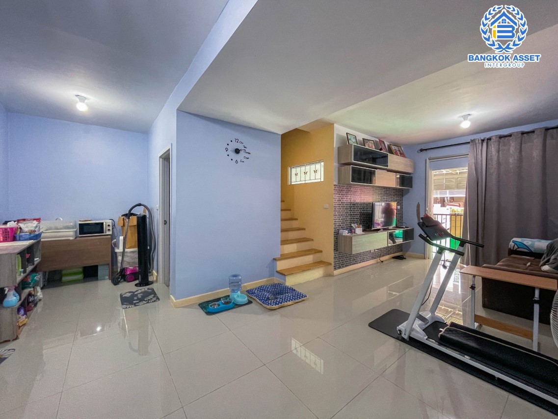 *****ทาวน์เฮ้าส์มือสอง ม.พฤกษาวิวล์77 พุทธมณฑลสาย4 บนเนื้อที่ 18.20 ตร.ว. ฟังก์ชัน 3 ห้องนอน 2 ห้องน้ำ 1 ที่จอดรถ แถมฟรี! เครื่องปรับอากาศ 2 เครื่อง พร้อมด้วยสิ่งอำนวยความสะดวกภายในโครงการ เชื่อมต่อหลากหลายเส้นทางทั้ง ถนนพุทธมณฑล สาย4, ถนนเพชรเกษม, ถนนบรมราชชนนี จองเลย!